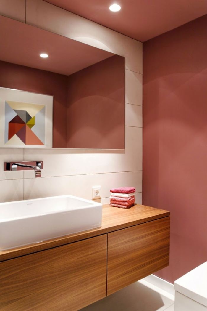 minimalismo y color en el baño