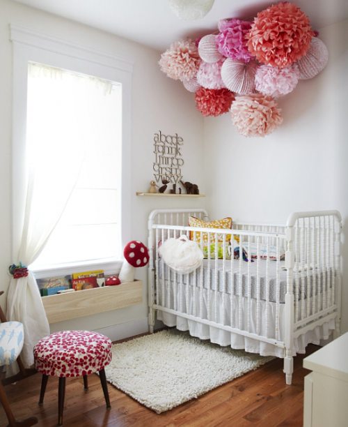 nursery con decoración colorida