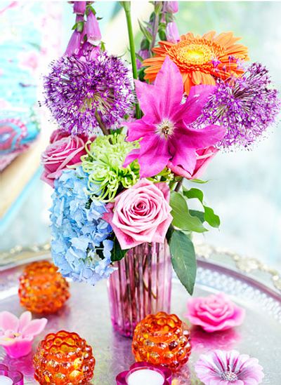 centro de mesa con flores y velas
