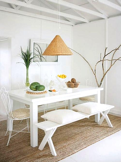 comedor blanco con toques naturales