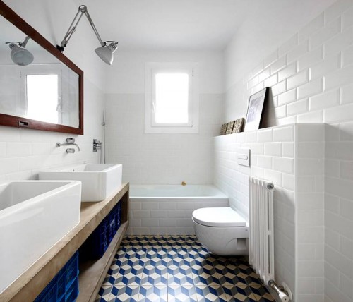 decoración de un baño azul y blanco