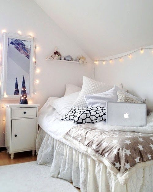 dormitorio con decoración en blanco